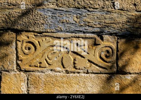 Reliefs in der Mauer, Kirche Sant Felix de Vilac, Vilac, Gemeinde Vielha e Mijaran, Valle de Aran, cordillera de los Pirineos, Spanien, europa. Stockfoto