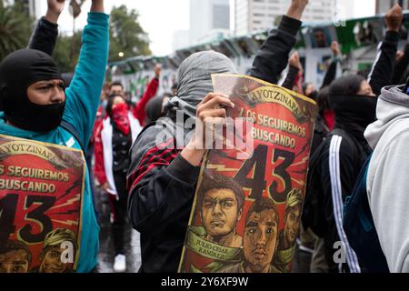 Mexiko-Stadt, Mexiko-Stadt, Mexiko. September 2024. Tausende von Menschen gingen zum 10. Jahrestag des Ayotzinapa-Falls auf die Straßen der mexikanischen Hauptstadt, bei dem 43 Schüler einer Schule im Süden Mexikos gewaltsam verschwunden seien. Die Menschen verlangten Gerechtigkeit und erklärten, dass staatliche Kräfte und organisiertes Verbrechen hinter dem Verschwinden der Studenten stecken. Die Demonstration wurde von Gewalt begleitet. (Kreditbild: © Vaclav lang/ZUMA Press Wire) NUR REDAKTIONELLE VERWENDUNG! Nicht für kommerzielle ZWECKE! Stockfoto