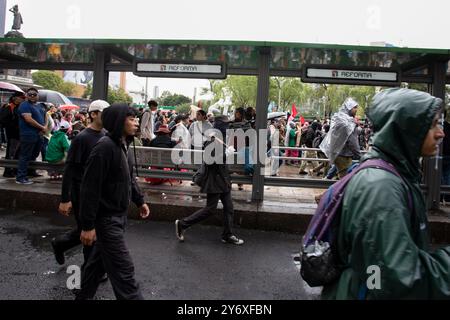 Mexiko-Stadt, Mexiko-Stadt, Mexiko. September 2024. Tausende von Menschen gingen zum 10. Jahrestag des Ayotzinapa-Falls auf die Straßen der mexikanischen Hauptstadt, bei dem 43 Schüler einer Schule im Süden Mexikos gewaltsam verschwunden seien. Die Menschen verlangten Gerechtigkeit und erklärten, dass staatliche Kräfte und organisiertes Verbrechen hinter dem Verschwinden der Studenten stecken. Die Demonstration wurde von Gewalt begleitet. (Kreditbild: © Vaclav lang/ZUMA Press Wire) NUR REDAKTIONELLE VERWENDUNG! Nicht für kommerzielle ZWECKE! Stockfoto