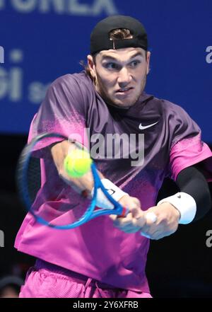 Tokio, Japan. September 2024. Der britische Jack Draper holt den Ball gegen Hubert Hurkacz aus Polen beim zweiten Spiel der Japan Open Tennis Championship am Freitag, den 27. September 2024, im Ariake Kolosseum in Tokio zurück. (Foto: Yoshio Tsunoda/AFLO)/Alamy Live News Stockfoto