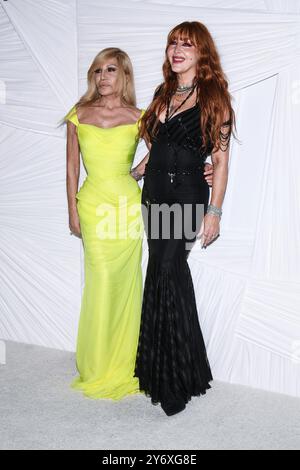 New York, USA. September 2024. Donatella Versace und Charlotte Tilbury gehen auf dem roten Teppich der Clooney Foundation for Justice veranstalten das Albies Annual Event, das am 26. September 2024 in der New York Public Library in New York, NY stattfindet. (Foto: Anthony Behar/SIPA USA) Credit: SIPA USA/Alamy Live News Stockfoto