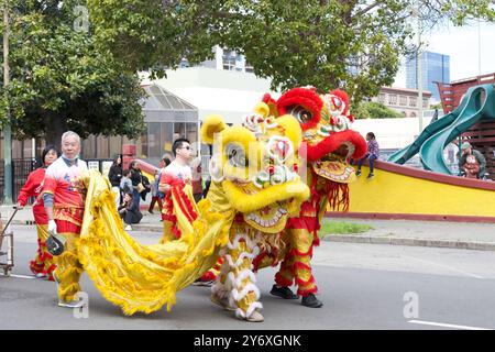 Oakland, KALIFORNIEN - 18. Februar 2024: Unbekannte Teilnehmer an der 2. Jährlichen Mondneujahrsparade in Oaklands Chinatown. Stockfoto