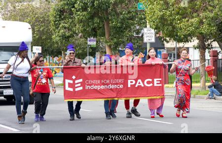 Oakland, KALIFORNIEN - 18. Februar 2024: Unbekannte Teilnehmer an der 2. Jährlichen Mondneujahrsparade in Oaklands Chinatown. Stockfoto