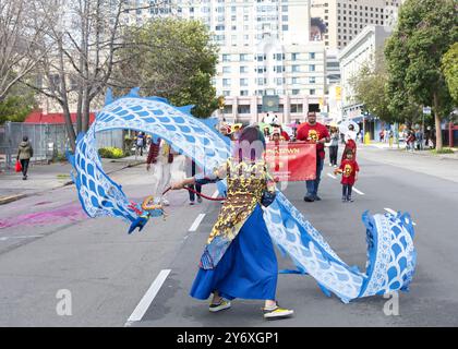 Oakland, KALIFORNIEN - 18. Februar 2024: Unbekannte Teilnehmer an der 2. Jährlichen Mondneujahrsparade in Oaklands Chinatown. Stockfoto