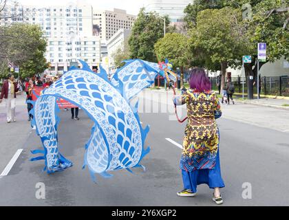 Oakland, KALIFORNIEN - 18. Februar 2024: Unbekannte Teilnehmer an der 2. Jährlichen Mondneujahrsparade in Oaklands Chinatown. Stockfoto