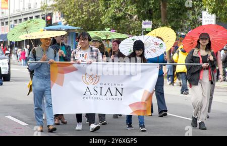 Oakland, KALIFORNIEN - 18. Februar 2024: Unbekannte Teilnehmer an der 2. Jährlichen Mondneujahrsparade in Oaklands Chinatown. Stockfoto