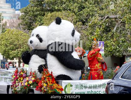 Oakland, KALIFORNIEN - 18. Februar 2024: Unbekannte Teilnehmer an der 2. Jährlichen Mondneujahrsparade in Oaklands Chinatown. Stockfoto