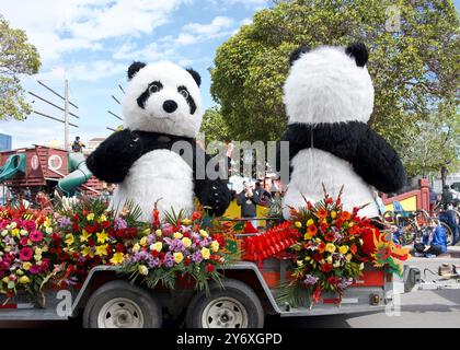 Oakland, KALIFORNIEN - 18. Februar 2024: Unbekannte Teilnehmer an der 2. Jährlichen Mondneujahrsparade in Oaklands Chinatown. Stockfoto