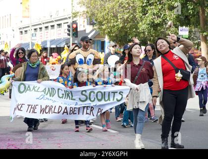 Oakland, KALIFORNIEN - 18. Februar 2024: Unbekannte Teilnehmer an der 2. Jährlichen Mondneujahrsparade in Oaklands Chinatown. Stockfoto