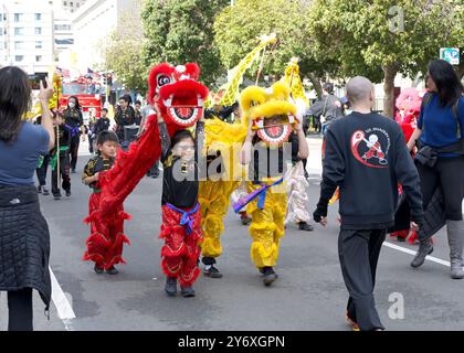 Oakland, KALIFORNIEN - 18. Februar 2024: Unbekannte Teilnehmer an der 2. Jährlichen Mondneujahrsparade in Oaklands Chinatown. Stockfoto