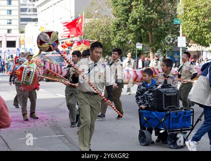 Oakland, KALIFORNIEN - 18. Februar 2024: Unbekannte Teilnehmer an der 2. Jährlichen Mondneujahrsparade in Oaklands Chinatown. Stockfoto