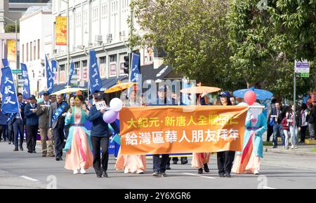 Oakland, KALIFORNIEN - 18. Februar 2024: Unbekannte Teilnehmer an der 2. Jährlichen Mondneujahrsparade in Oaklands Chinatown. Stockfoto