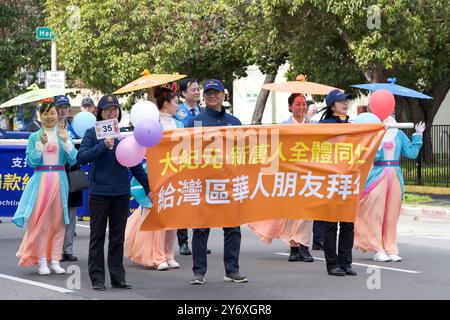 Oakland, KALIFORNIEN - 18. Februar 2024: Unbekannte Teilnehmer an der 2. Jährlichen Mondneujahrsparade in Oaklands Chinatown. Stockfoto