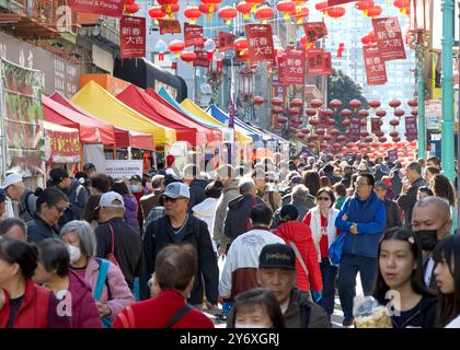 San Francisco, KALIFORNIEN - 24. Februar 2024: Unbekannte Teilnehmer genießen die Straßenmesse zum chinesischen Neujahr in Chinatown, einem der größten Chinatowns Stockfoto