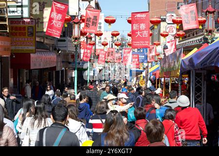 San Francisco, KALIFORNIEN - 24. Februar 2024: Tausende von nicht identifizierten Teilnehmern genießen die Straßenmesse zum chinesischen Neujahrsfest in Chinatown, einem der großen Stockfoto