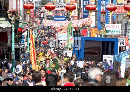 San Francisco, KALIFORNIEN - 24. Februar 2024: Tausende von nicht identifizierten Teilnehmern genießen die Straßenmesse zum chinesischen Neujahrsfest in Chinatown, einem der großen Stockfoto