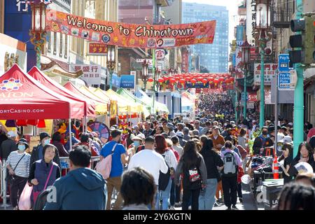 San Francisco, KALIFORNIEN - 24. Februar 2024: Tausende von nicht identifizierten Teilnehmern genießen die Straßenmesse zum chinesischen Neujahrsfest in Chinatown, einem der großen Stockfoto