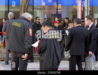 San Francisco, KALIFORNIEN - 24. Februar 2024: Parade Marshalls, die am Startpunkt des jährlichen chinesischen Neujahrs teilnehmen und die Teilnehmer organisieren Stockfoto