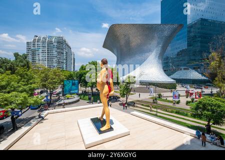 Das Soumaya Museum und eine Damien Hirst Skulptur im Jumex Museum in Mexiko-Stadt Stockfoto