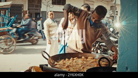 Mann Kocht Gebratene Fladenbrote In Öl. Street Food Von Indien. Traditionelles Street Food Punjabi Samosa. Vegetarische Samsa Oder Samosas. Beliebte Indische Snacks Stockfoto