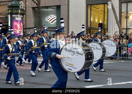 San Francisco, KALIFORNIEN - 24. Februar 2024: Nicht identifizierte Teilnehmer an der Chinesischen Neujahrsparade, einer der Top 10 Paraden der Welt und der größte Celebrat Stockfoto