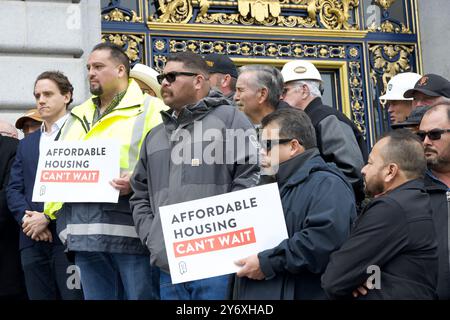 San Francisco, KALIFORNIEN - 1. März 2024: Gewerkschaftsarbeiter säumen die Stufen des Rathauses und halten Schilder, die dem Bürgermeister London Breed lauschen, der in einem Affordabl spricht Stockfoto