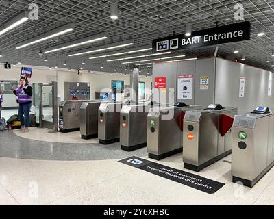 San Francisco, CA - 01. März 2024: Eingang der Powell Street Station zum BART. Bay Area Rapid Transit-Züge transportieren Pendler zu ihren Zielen in San Stockfoto