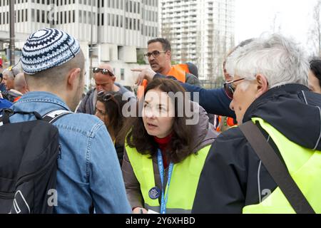 San Francisco, KALIFORNIEN - 03. März 2024: Nicht identifizierte Organisatoren bereiten sich auf einen Marsch gegen Antisemitismus auf der Market Street zum Civic Center vor. Stockfoto