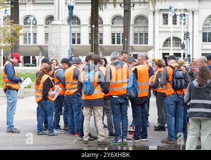 San Francisco, KALIFORNIEN - 03. März 2024: Unbekannte Freiwillige bereiten sich auf einen Marsch gegen Antisemitismus auf der Market Street zum Civic Center vor. Stockfoto