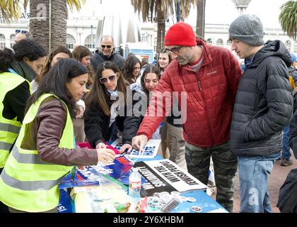 San Francisco, KALIFORNIEN - 03. März 2024: Nicht identifizierte Organisatoren bereiten sich auf einen Marsch gegen Antisemitismus auf der Market Street zum Civic Center vor. Stockfoto