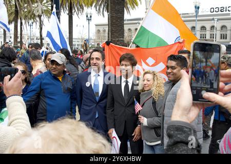 San Francisco, KALIFORNIEN - 3. März 2024: Der Kongressabgeordnete von Michigan, Shri Thanedar, posierte mit Teilnehmern bei einem Marsch gegen Antisemitismus in San Franisco. Stockfoto