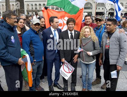 San Francisco, KALIFORNIEN - 3. März 2024: Der Kongressabgeordnete von Michigan, Shri Thanedar, posierte mit Teilnehmern bei einem Marsch gegen Antisemitismus in San Franisco. Stockfoto