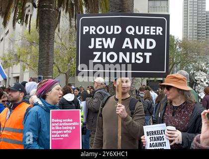 San Francisco, KALIFORNIEN - 03. März 2024: Unbekannte Teilnehmer an einem Marsch gegen Antisemitismus auf der Market Street zum Civic Center. Wir treffen uns in Embarcad Stockfoto