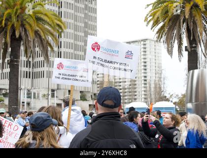 San Francisco, KALIFORNIEN - 03. März 2024: Unbekannte Teilnehmer an einem Marsch gegen Antisemitismus auf der Market Street zum Civic Center. Wir treffen uns in Embarcad Stockfoto