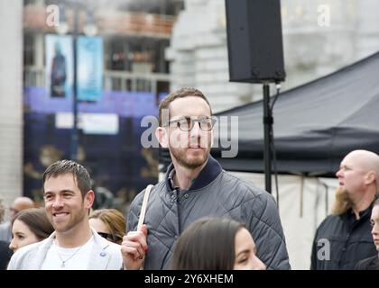 San Francisco, KALIFORNIEN - 3. März 2024: Senator Scott Wiener beteiligt sich an einem Marsch gegen Antisemitismus auf der Market Street zum Civic Center. Stockfoto