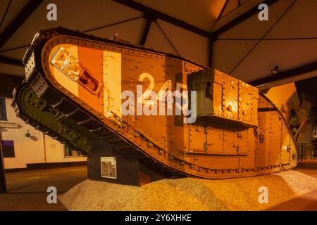 England, Kent, Ashford, Ashford Town Centre, der britische Mark IV. „Weibliche“ 26-Tonnen-Panzer aus dem Ersten Weltkrieg Stockfoto