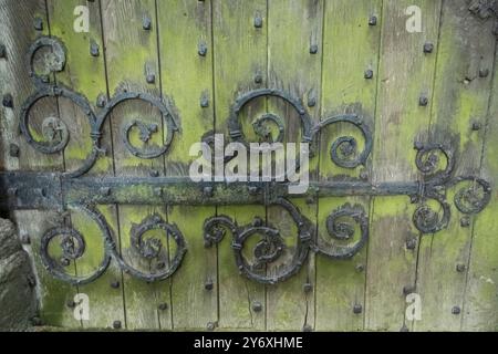 England, Kent, Ashford, Eastwell, Eastwell Park, St. Marienkirche, Detail aus kunstvollem Schmiedeeisen an der Tür Stockfoto