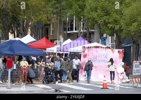 San Francisco, KALIFORNIEN - 30. März 2024: Unbekannter Teilnehmer an einer Osterextravaganza Castro Block Party. Stockfoto