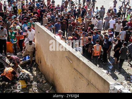 Gaza, Palästina. September 2024. Palästinenser versammeln sich am Ort eines israelischen Streiks auf eine Schule, in der Vertriebene im israelisch-Hamas-Konflikt in Jabalia im nördlichen Gazastreifen untergebracht sind. Quelle: SOPA Images Limited/Alamy Live News Stockfoto