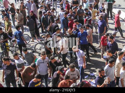 Gaza, Palästina. September 2024. Palästinenser versammeln sich am Ort eines israelischen Streiks auf eine Schule, in der Vertriebene im israelisch-Hamas-Konflikt in Jabalia im nördlichen Gazastreifen untergebracht sind. (Foto: Mahmoud Issa/SOPA Images/SIPA USA) Credit: SIPA USA/Alamy Live News Stockfoto