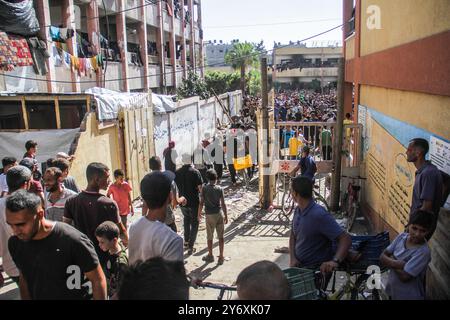 Gaza, Palästina. September 2024. Palästinenser versammeln sich am Ort eines israelischen Streiks auf eine Schule, in der Vertriebene im israelisch-Hamas-Konflikt in Jabalia im nördlichen Gazastreifen untergebracht sind. (Foto: Mahmoud Issa/SOPA Images/SIPA USA) Credit: SIPA USA/Alamy Live News Stockfoto