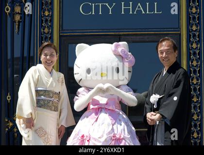 San Francisco, KALIFORNIEN - 21. April 2024: Parade Großmarschall Hello Kitty posiert für Fotos vor dem Rathaus mit dem Generalkonsul von Japan und seinem Stockfoto
