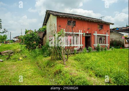 08 30 2008 Vintage altes Bauernhaus in Feldern Devdha Dev Daha Devdaha Rupandehi Bezirk Nepal Asien - Stockfoto