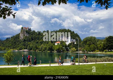 Das Foto zeigt einen Blick auf einen Bled-See mit einer kleinen Stadt im Hintergrund. Stockfoto