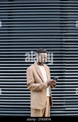 Junger Schwarzer, Der Draußen Ein Smartphone Benutzt Stockfoto