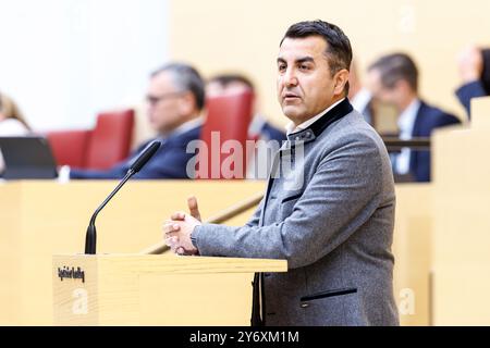 München, Deutschland. September 2024. Arif Tasdelen (SPD) spricht auf der 28. Plenartagung des Bayerischen Landtags am 26. September 2024 in München (Bayern). Quelle: Matthias Balk/dpa/Alamy Live News Stockfoto