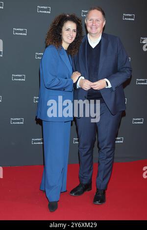 Filmfest Eroeffnung in Hamburg Malika Rabahallah, Carsten Brosda, Filmfest Eroeffnung, Cinemaxx Hamburg, 26.09.2024 *** Filmfest Opening in Hamburg Malika Rabahallah, Carsten Brosda, Filmfest Opening, Cinemaxx Hamburg, 26 09 2024 Copyright: XEventpressxBecherx Stockfoto