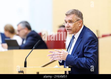 München, Deutschland. September 2024. Richard Graupner (AfD) spricht auf der 28. Plenartagung des Bayerischen Landtags am 09/2024 in München (Bayern). Quelle: Matthias Balk/dpa/Alamy Live News Stockfoto