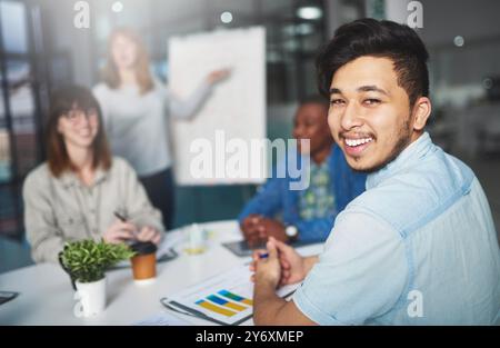 Geschäftsmann-, Porträt- und Besprechungspräsentation mit kreativer Arbeit und Leitung des Nachrichtenteams. Glücklich, professionell und zufrieden mit Vielfalt von Stockfoto