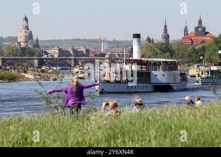 01.05.2011, Deutschland, Sachsen, Dresden, auf dem Foto die traditionelle Dampferparade der Sächsischen Dampfschifffahrt auf der Elbe, Sächsische Dampfschiffahrts GmbH und Co. Conti Elbschiffahrts KG, vorn der Personendampfer, PD, Leipzig *** 01 05 2011, Deutschland, Sachsen, Dresden, auf dem Foto die traditionelle Dampfschiffparade der Sächsischen Dampfschifffahrt auf der Elbe, Sächsische Dampfschiffahrts GmbH und Co Conti Elbschiffahrts KG, vor dem Passagierdampfer, PD, Leipzig Stockfoto